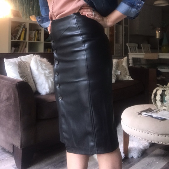 🤩LA Style Faux Leather Skirt - Picture 3 of 6